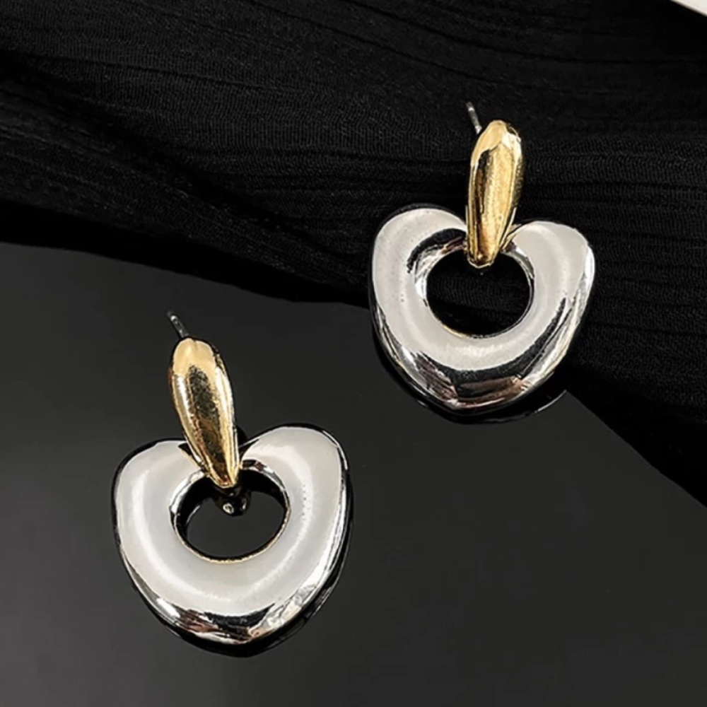 🤍Insta minimalist heart shape earrings - Picture 2 of 6